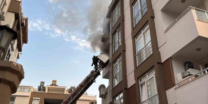 Apartman dairesi yangında kullanılamaz hale geldi