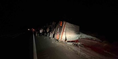 Kastamonu’da devrilen kamyonun sürücüsü yara almadan kurtuldu