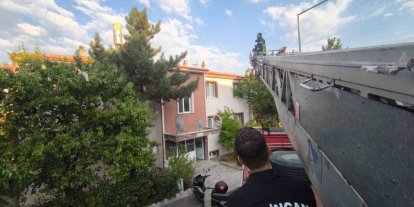 Erzincan’da çatıdaki kedi itfaiye ekiplerince kurtarıldı