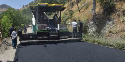 Şemdinli ve Derecik’te asfalt çalışmaları sürüyor