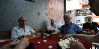 Bu kahvehanede masa yancıları ayrı masada oturuyor
