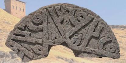 Ani Ören Yeri’nde "Hz. Muhammed" isminin 6 kez yer aldığı Selçuklu taşı Ahlat’ta sergilenecek