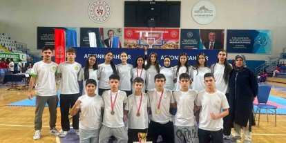 Manisa BBSK karate takım halinde Türkiye üçüncüsü oldu
