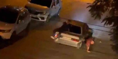 Otomobilden düşen genç altında ezilmekten son anda kurtuldu