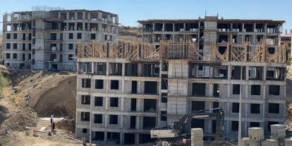 Yüksekova’da vatandaşlar için devlet 48 konutluk binalar yapımına devam ediyor