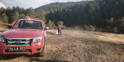 Bolu’da orman kenarında anız yangını: Köylülerin su tankerli müdahalesi faciayı önledi