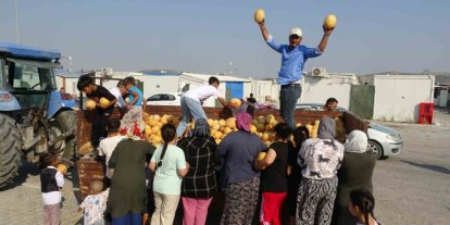 Kavunun tanesini tüccara 5 TL’ye satmak yerine 50 ton kavunu depremzedelere bedava dağıtıyor