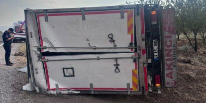 Adıyaman’da kamyon devrildi: 1 yaralı