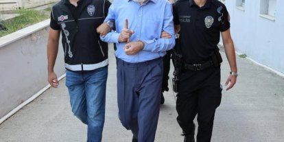 Alparslan Kuytul, kendinden habersiz hareket eden örgüt üyesinin sırtında sopa kırmış