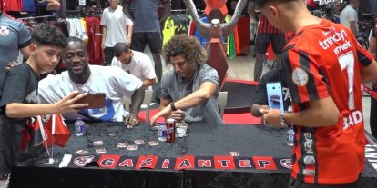 Gaziantep FK futbolcuları ve taraftarlar imza gününde buluştu
