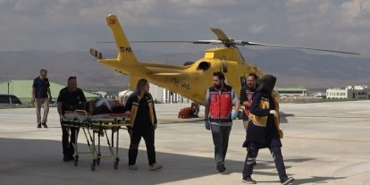 Ambulans helikopter traktör altında kalan genç için havalandı