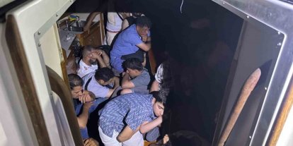 Gökova Körfezinde yelkenli teknede 40 düzensiz göçmen ve 2 göçmen kaçakçısı yakalandı