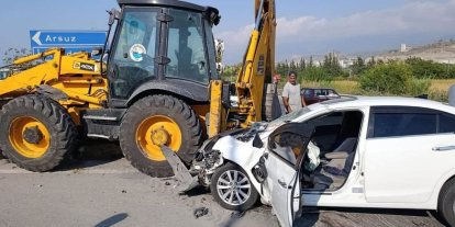 Arsuz’da kepçeyle çarpışan otomobil hurdaya döndü: 2 yaralı