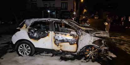 Avcılar’da 3 otomobil alevlere teslim oldu: Kundaklama şüphesi üzerinde duruluyor