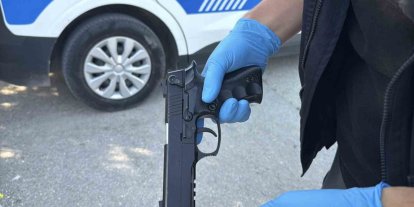 Sokak ortasındaki kavga sonrasında okulun önündeki çöp kutusunda tabanca çıktı