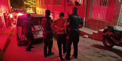 Polise mukavemet gösteren genç ters kelepçe yapılarak gözaltına alındı