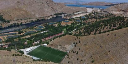 Keban Baraj Gölü manzaralı dağ dibindeki stat dronla görüntülendi