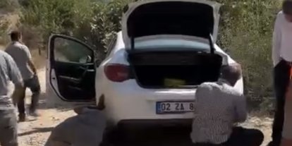 Şarampole giren otomobil halatla kurtarıldı