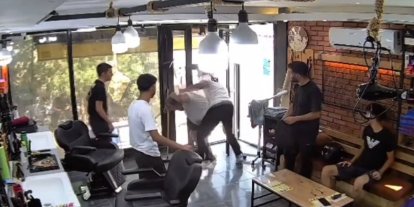 Berbere bıçakla girdi, hayatının dayağını yedi