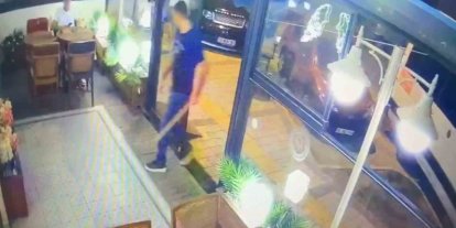 Sopayla öldüresiye dövdü, ilginç saldırı kameralara yansıdı