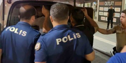 Biri oynayarak, diğeri zorla gözaltına alındı: ilginç anlar kamerada
