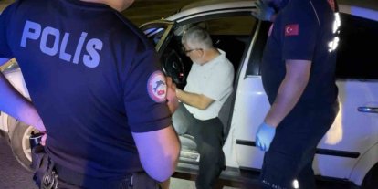 Yol ortasında araç içinde sızıp kaldı, ekipleri alarma geçirdi