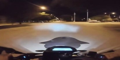 Erzincan’da iki motosikletin çarpışma anı kask kamerasına yansıdı