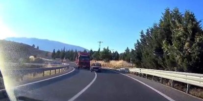 Virajda hatalı sollama faciaya davetiye çıkarıyordu: Kafa kafaya çarpışmadan saniyelerle kurtuldular
