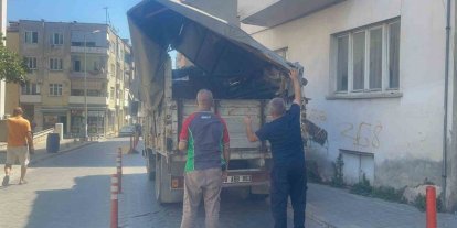 Kamyonetin kasası binanın balkonuna çarptı