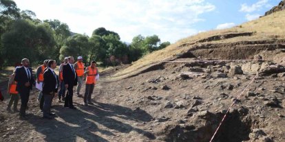 Rektör Hacımüftüoğlu, Parmaksız Kale höyük kazı alanında incelemelerde bulundu
