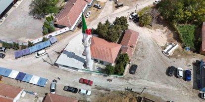 Yıldırım düşmesi sonucu ağır hasar alan cami el birliği için onarıldı, ibadete açıldı