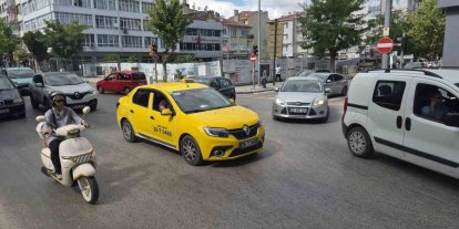 Elektrik kesintisi sebebiyle trafik ışıkları yanmayınca karışıklık meydana geldi