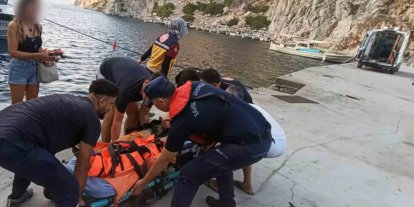 Özel teknede yaralanan vatandaşı Sahil Güvenlik ekipleri botla denizden tahliye etti