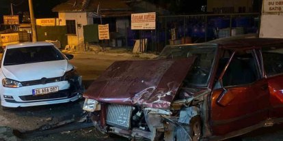 Eskişehir’de 2 otomobil kafa kafaya çarpıştı