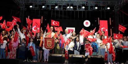 Zafer coşkusu bando ve halk oyunları gösterileri ile taçlandı