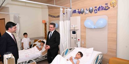 Erzurum Valisi Baruş, Şehir Hastanesi’nde sünnet olan çocukları ziyaret etti