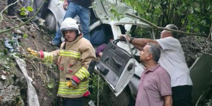 Yayla yolunda uçurumdan uçan otomobil hurdaya döndü: 2 yaralı