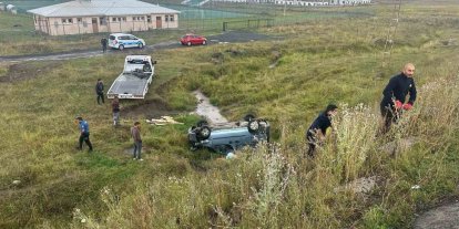 Sarıkamış’ta yağış kazaya neden oldu: Hafif ticari araç şarampole devrildi, 2 yaralı