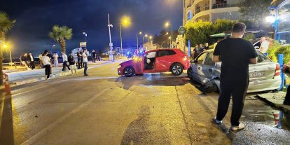 Direksiyon hakimiyetini kaybetti, karşı şeritteki otomobile çarptı: 4 yaralı