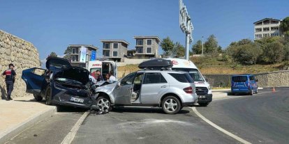 Yalova’da 2 otomobil çarpıştı: 4 yaralı