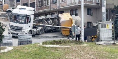 Kağıthane’de kum yüklü hafriyat kamyonunun dorsesi devrildi