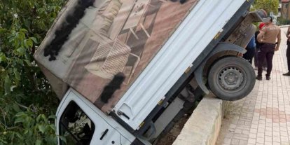Kamyonet bahçeye uçtu: 1 yaralı