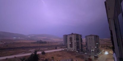 Gaziantep’te ‘şimşek fırtınası’ geceyi gündüze çevirdi