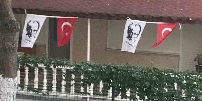 Ayvalık-Sarımsaklı’da Atatürk ve Cumhuriyet sevgisi sokağa taşıyor