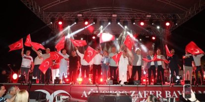 30 Ağustos Zafer Bayramı Edremit’te fener alayı ve Fatma Turgut Konseri ile kutlandı