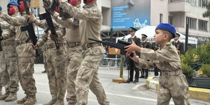 Komandoların gösterisine eşlik eden minik asker izleyenleri mest etti