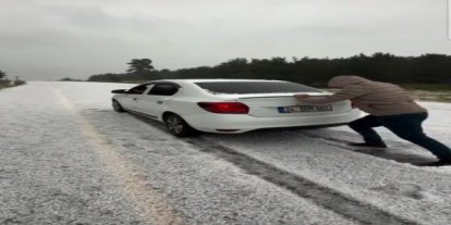 Kars’ta Ağustos ayında kış sürprizi! Sarıkamış beyaza büründü, araçlar yollarda mahsur kaldı