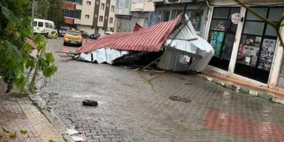 Şavşat’ta fırtınada uçan çatı aracın üzerine düştü