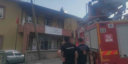 Hakkari’de çatıda mahsur kalan işçi kurtarıldı