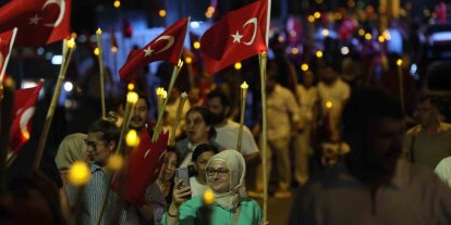 Zafer Bayramı’nda İzmit sokakları fener alayıyla aydınlandı